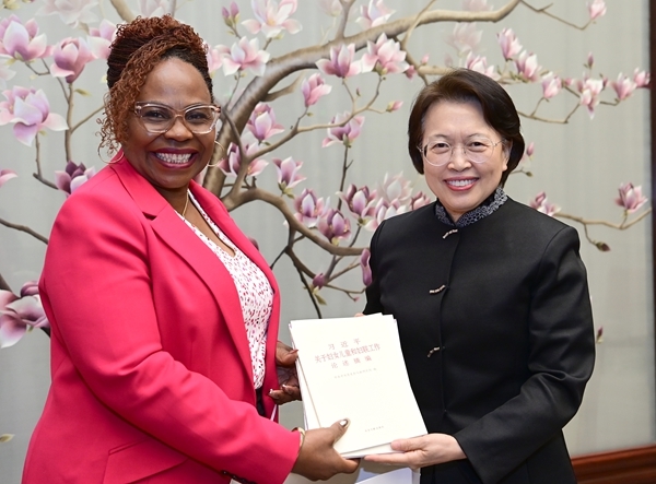 Huang Meets Zimbabwean Official Monica Mutsvangwa