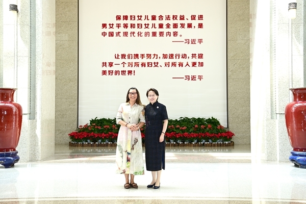 Huang Meets Brazil's First Lady