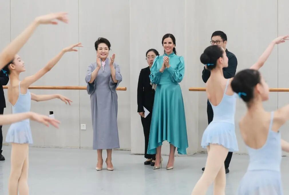 Peng Liyuan, Tamara Vucic Visit Beijing Dance Academy