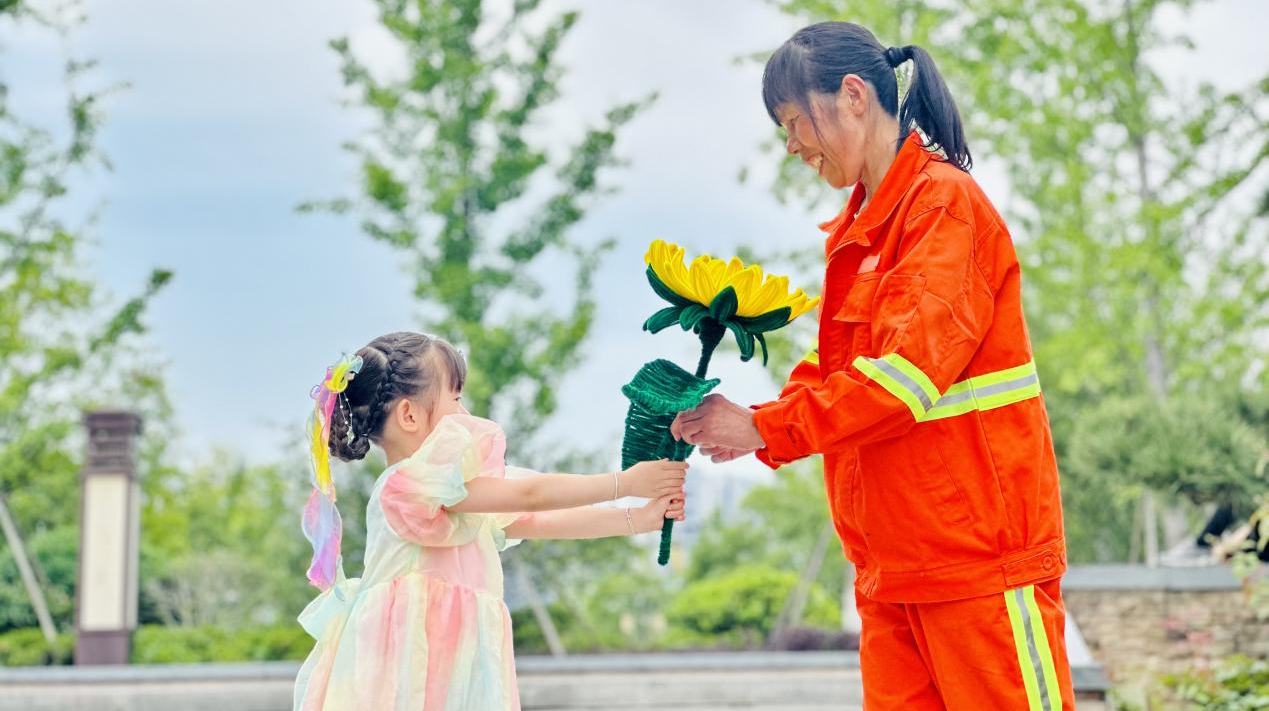 饮料瓶变身精美花瓶！临安妇联开设垃圾分类亲子美育课堂