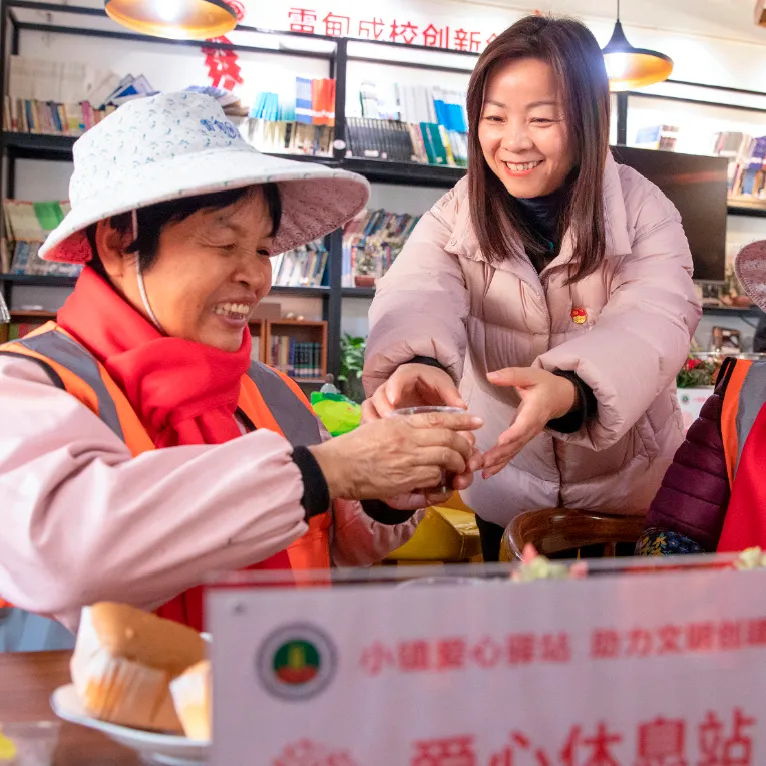 服务爱心驿站,24小时开放.jpg 图片