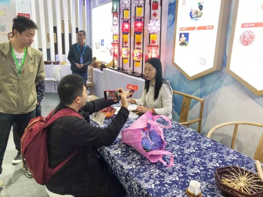 浙江之声采访台州无骨花灯(1).jpg 图片