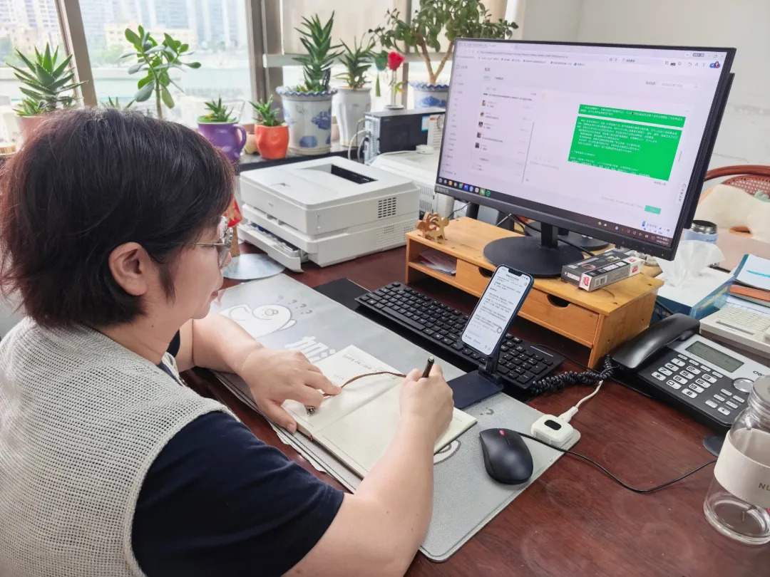 图片1 张婉飞使用AI工具工作照.jpg